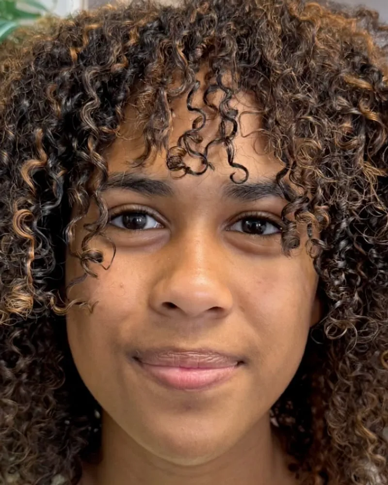 Après : Coupe pour cheveux frisés et mèches, Frisés 4A, coupe pour cheveux bouclés, Boucles Addict Studio Montréal