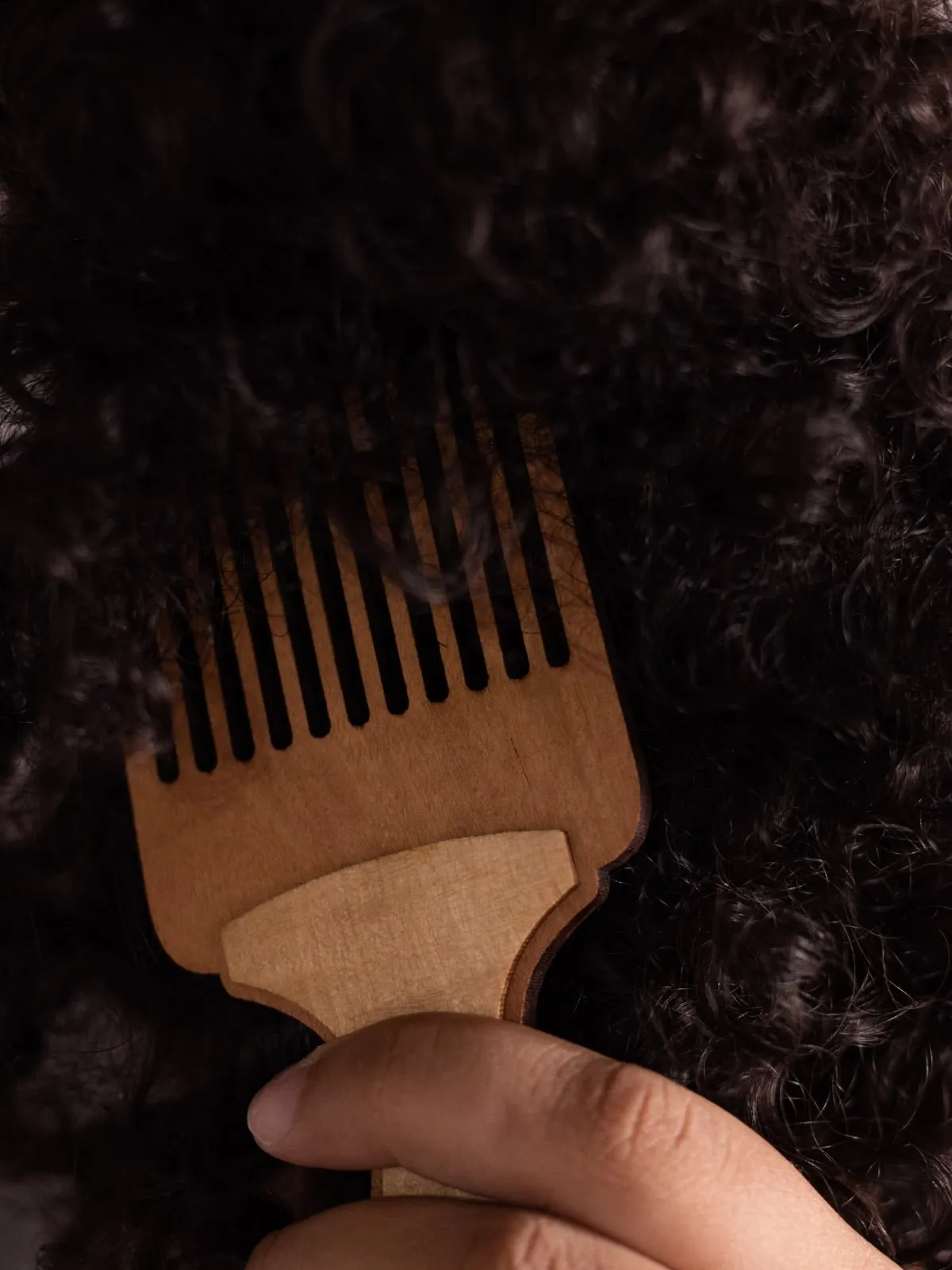 Routine cheveux crépus : peigne afro en bois pour un démêlage sans casse
